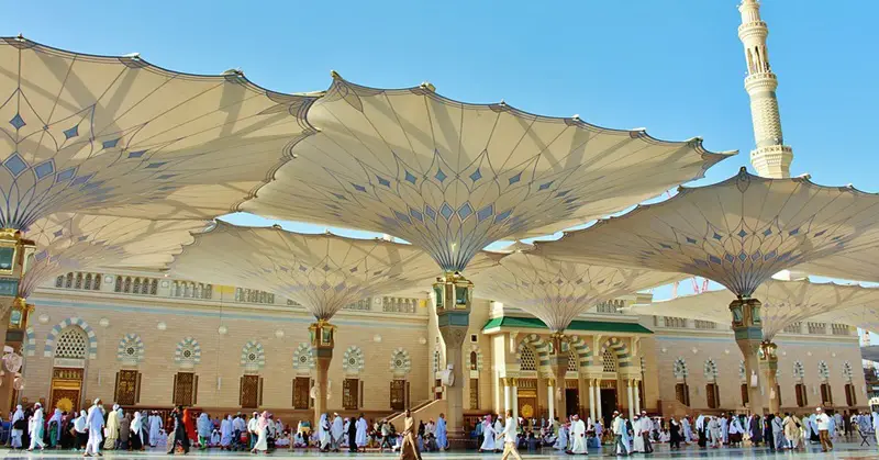 Saudi Arabia Cautions Tourists Regarding Public Decency Regulations