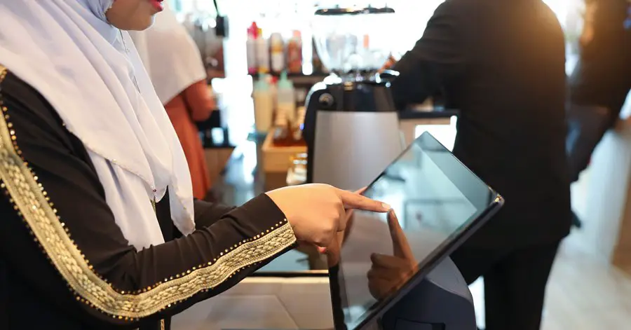 saudi men women restaurant